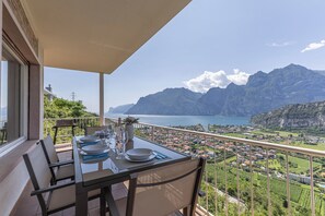 Die Terrasse mit herrlichem Blick auf den See