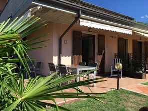 Eingang zur Wohnung mit Terrasse und Wiese