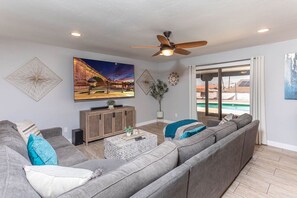 Open concept living area to the dining/kitchen area