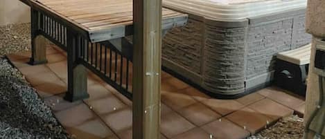 Hot tub under pergola