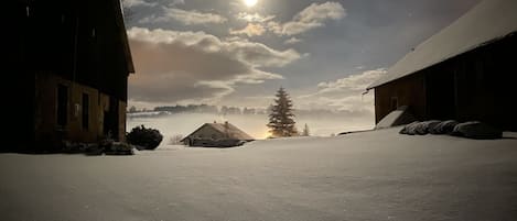 Maison sous la neige en hiver 