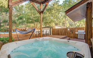 Sit back and relax in the soothing waters of this hot tub! After all, you’re on vacation!