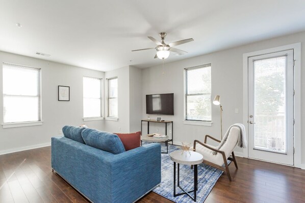 CozySuites Music Row – Luxe 2BR w/free parking!