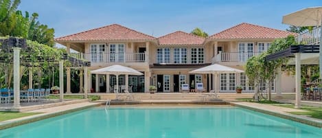 If you are looking to host a retreat, wedding, or vacation with a large group in two of the most luxurious villas in Punta Cana Resort, then Vista Verde Villas are for you.