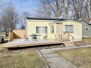 Charming Fisherman's Cottage with large outdoor deck on the lake with full dock.