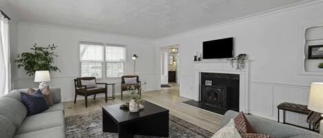 Large family room - snuggle up in a warm blanket and enjoy the evening with friends and family!