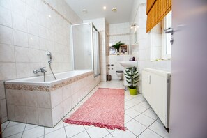 Geräumiges Badezimmer mit allem, was benötigt wird.