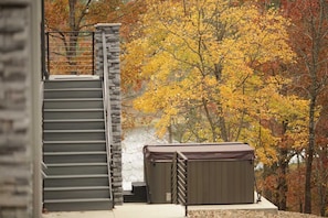 Private Hot Tub Overlooking Lake