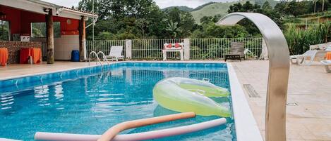 Hospede-se neste charmoso e confortável chalé com piscina em Nazaré Paulista/SP