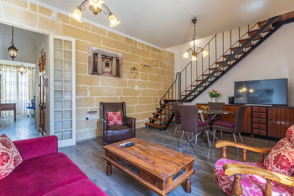 Living and dining area. Air condition and a smart television. 