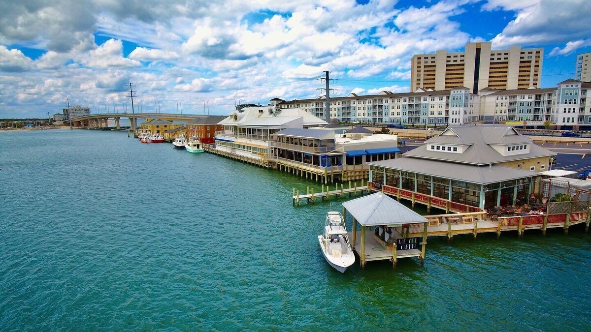 Four Sails – Oceanfront and City View Balconies!
