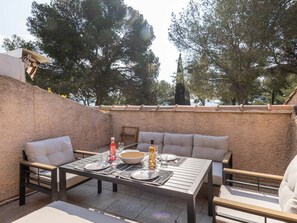 Table, Furniture, Property, Flowerpot, Sky, Building, Shade, Outdoor Furniture, Couch, Interior Design