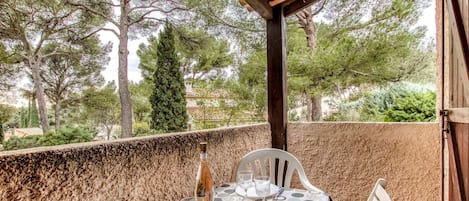 Table, Propriété, Meubles, Plante, Vaisselle, Arbre, Ombre, Chaise, Bâtiment, Mobilier De Jardin