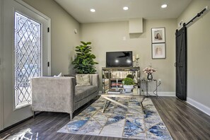 Living Room | Main Floor | Central Air Conditioning | Smart TV