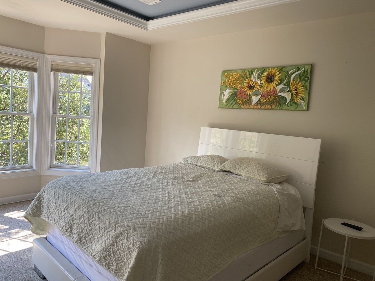 Family or group. Comfortable, modern house with garage, balcony, gym, pool.