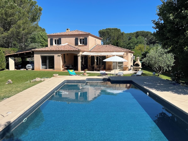 Villa et piscine sous le soleil de Provence