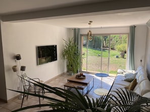Séjour, climatisation TNT + Netflix