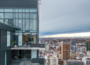 Welcome home! This beautiful sub-penthouse, corner suite will wow you with views no matter the time of day. 