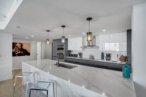 Fully equipped kitchen, seating at counter for 3