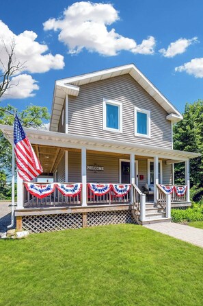 Ash & Elm • Summer decor for Flag Day parade + 4th of July!
