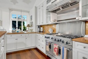 Beautiful & Bright Fully Stocked Kitchen