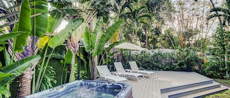 Outdoor spa tub