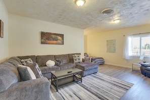 Living Room | Free WiFi | Smart TV | Pets Welcome w/ Fee
