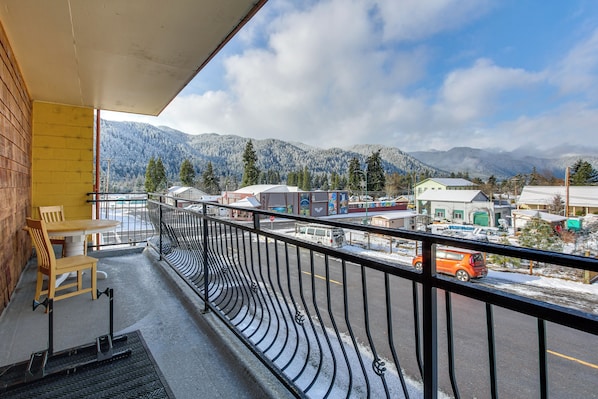 Oakridge Vacation Rental | 2BR | 1BA | 700 Sq Ft | Stairs to Access