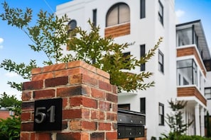 1/51 NIMMO: ground floor with a balcony. The beach is at the end of the street.