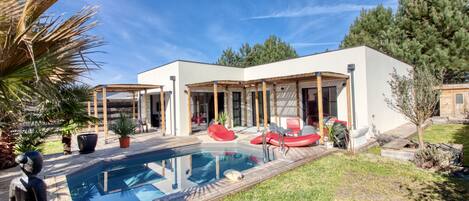 La Villa avec sa piscine (4x3m) et sa terrasse plein sud avec pergolas