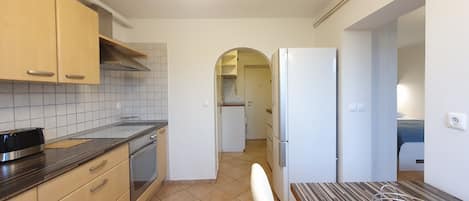 Fully equipped kitchen with dining area for 2