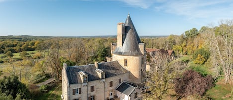 Le Château et son donjon médiéval unique 