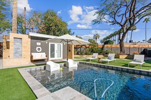 Pool features a baja shelf with two chairs