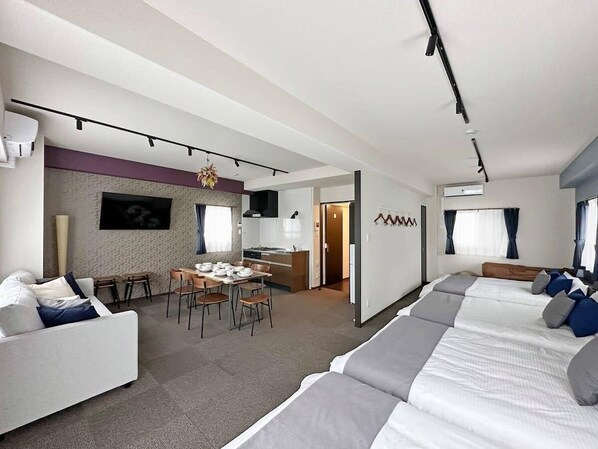 Bedroom with 4 double size bed