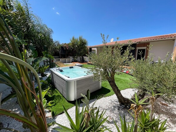 Outdoor spa tub