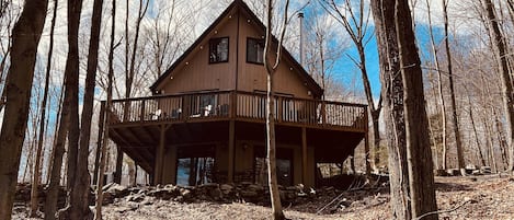 Escape to our newly renovated, charming Lake Wallenpaupack chalet!