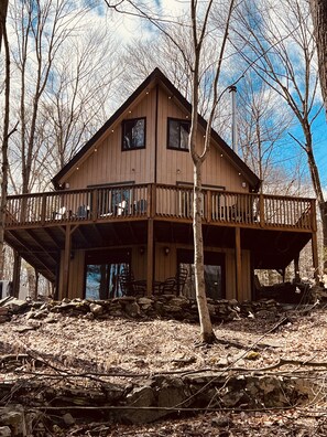 Enjoy views of the beautiful Lake Wallenpaupack from the deck!