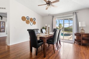 Dining room with view on the pool 