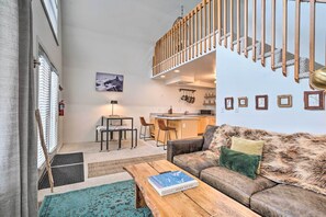 Living Room | Free WiFi | Central A/C | Smart TV