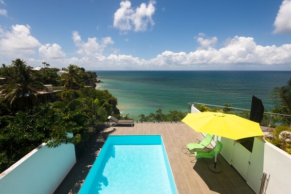 PISCINE FACE A LA MER