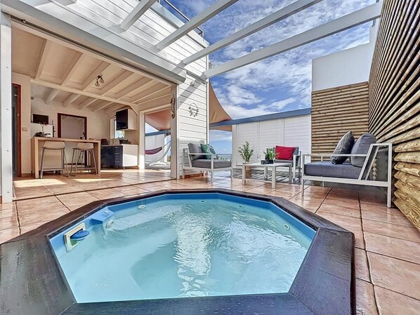Outdoor spa tub
