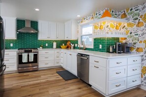 Gather and get ready for game day in this kitchen fully stocked with cookware, utensils, and dinnerware