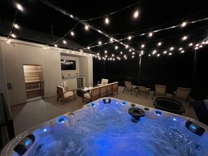 Relax in the sauna and then hit the ice bath to cool down.  Afterward, turn on the fire and cozy up while watching your favorite show under the stars or soak in the the second hot tub. 