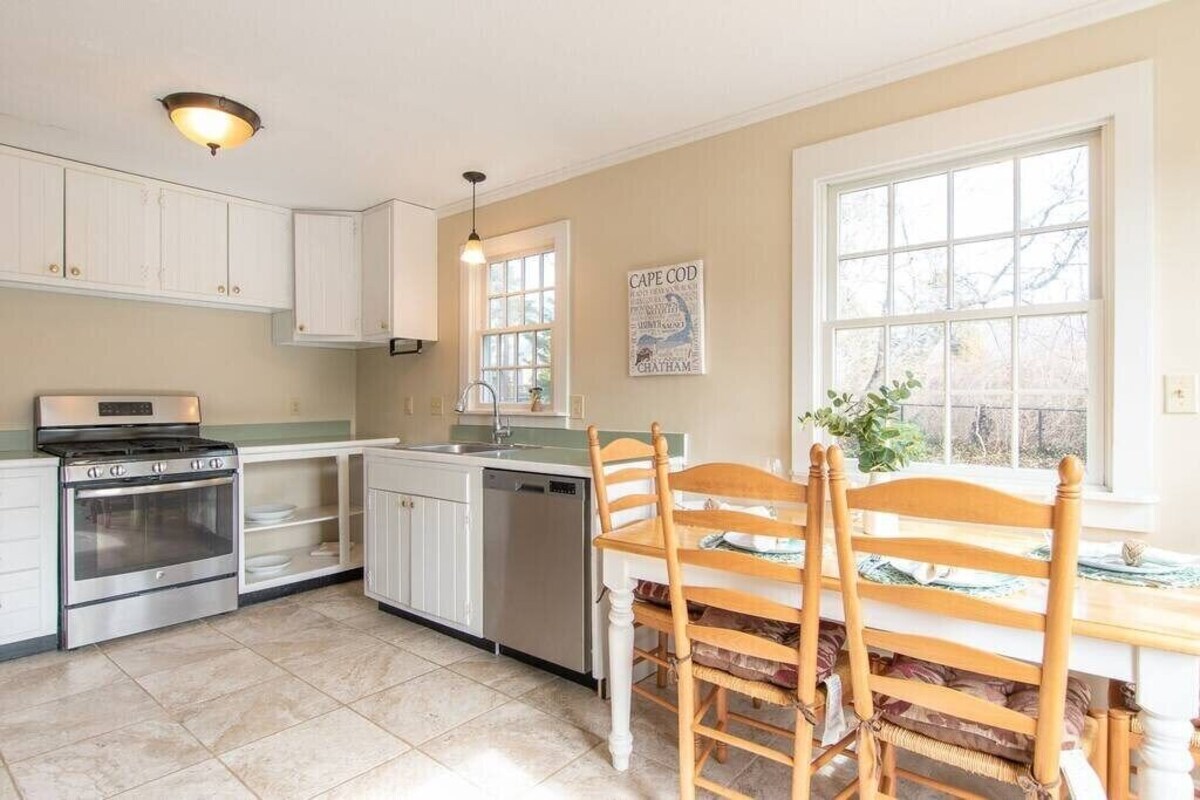 Spacious Deck, Large Yard & Dogs Welcome!