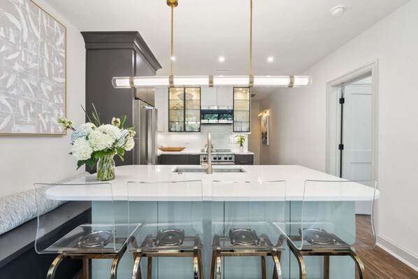 Gorgeous, spacious kitchen with eat in island/banquette.
