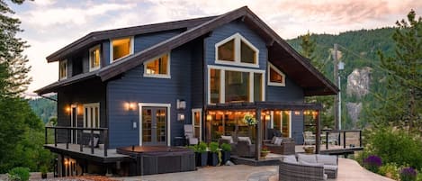 Please review the listing description and Chelan County Vacation Rental rules