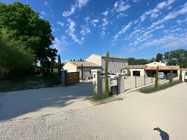 Façade Nord, entrée+ stationnement