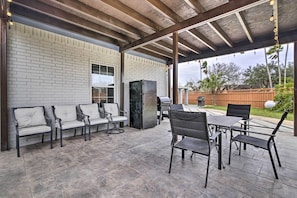 Covered Patio | Grill | Outdoor Dining Area