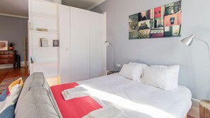 Double bed with a very comfortable matress, where you can rest after a long day visiting our city. Towels and linens are included! #airbnbporto #lovelystay