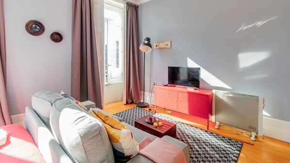 Bright main area with access to the balcony and thus the busy atmosphere in Porto's city heart! #balcony